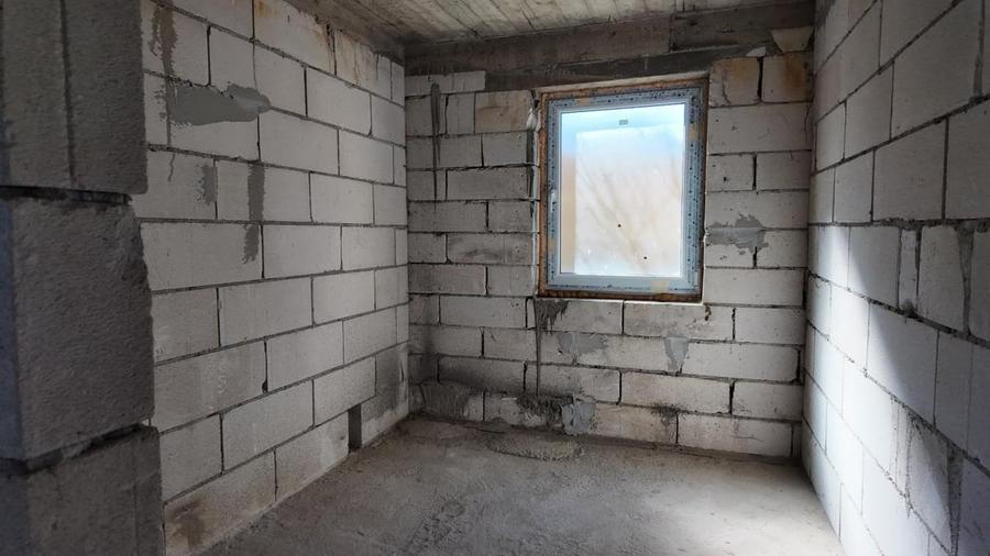 Casă cu 5 camere cu Teren 1000 Mp în Roșu