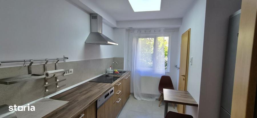 Apartament cu 3 camere decomandat în Girocului