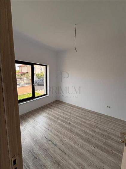 Duplex cu 5 camere cu Canalizare în Moșnița Nouă