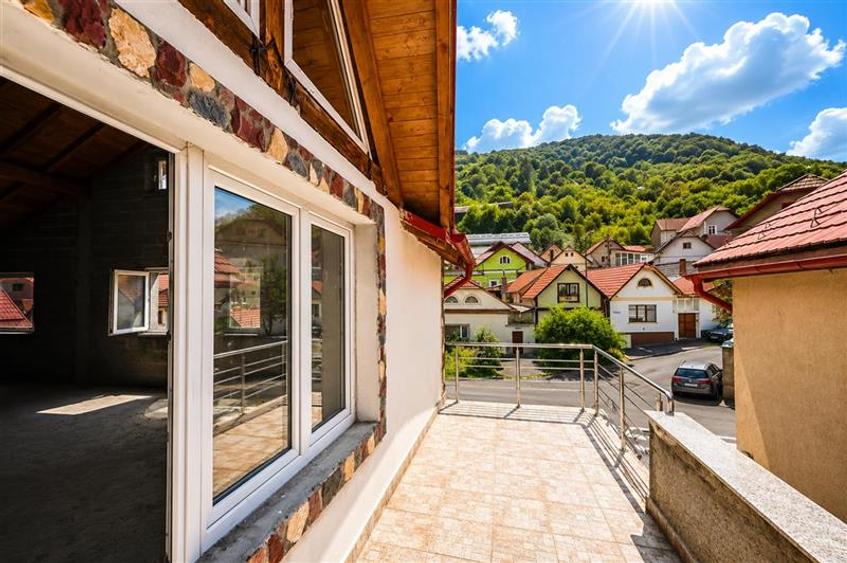 Casă individuală cu 6 camere cu Canalizare în Schei