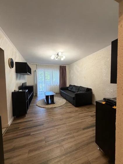 Apartament cu 3 camere decomandat, mobilat în Centru Civic
