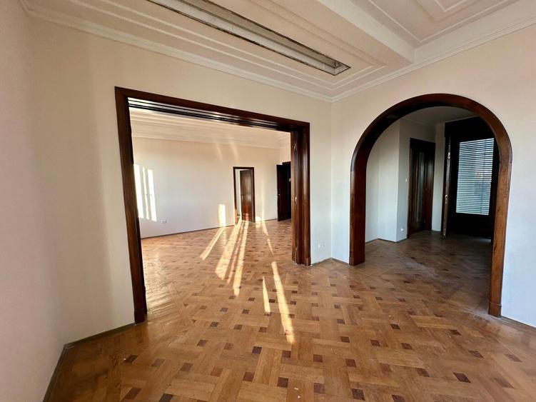 Penthouse cu 5 camere semidecomandat în Armeneasca