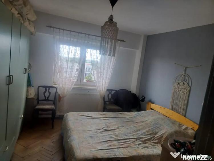 Apartament cu 3 camere decomandat în Sărari