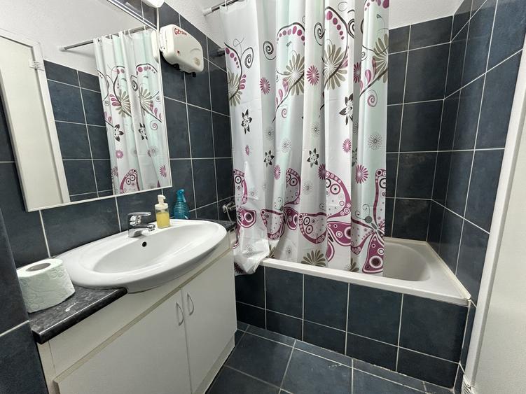 Apartament cu 4 camere decomandat în Polonă