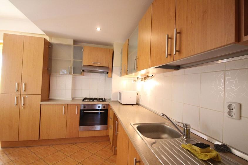 Apartament cu 4 camere decomandat, mobilat în Aradului