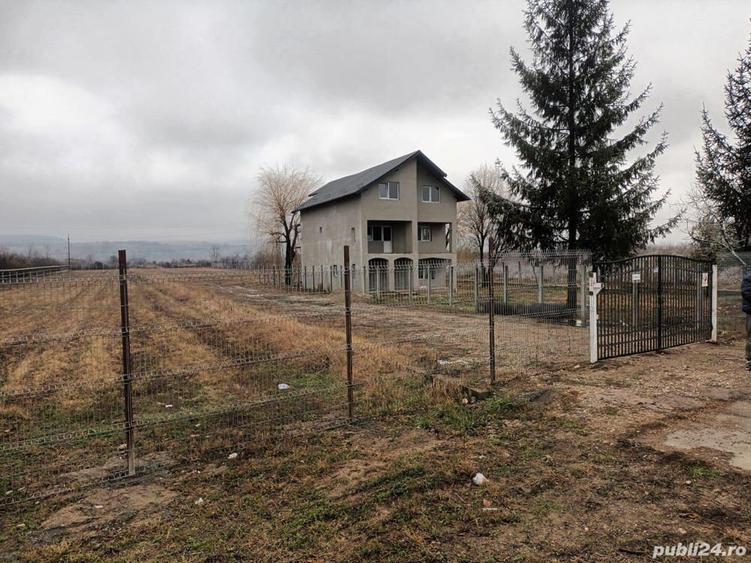 de inchiriat -Teren intravilan (1,27 ha) cu deschidere 52 m la DN73 cu cladire P+2 - 2