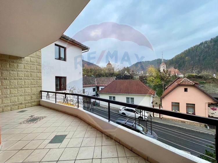 Apartament cu 3 camere de vânzare în zona Schei - 1