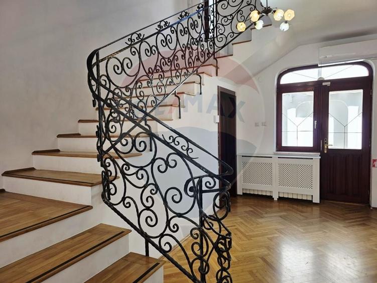 Vilă reprezentativa pentru activitati comerciale | 8 camere | D+P+1+M - 4