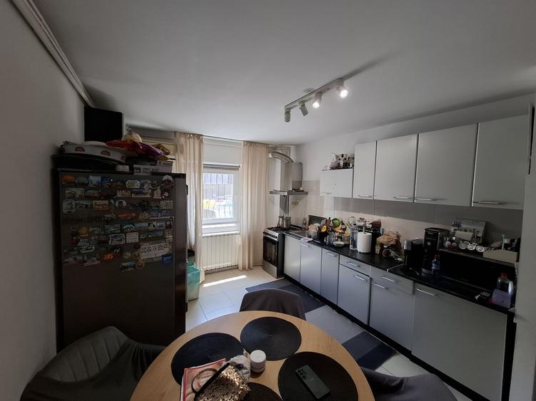 Apartament cu 4 camere decomandat, mobilat în Poarta 6