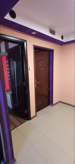 Vand apartament decomandat , cu doua camere ?i doua balcoane , la etaj 2 - 3