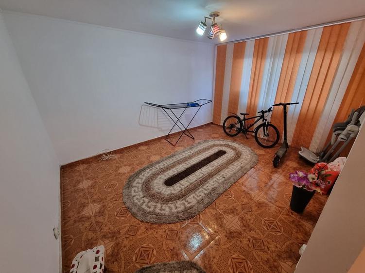 Apartament decomandat 3 camere ,zona CET - 2