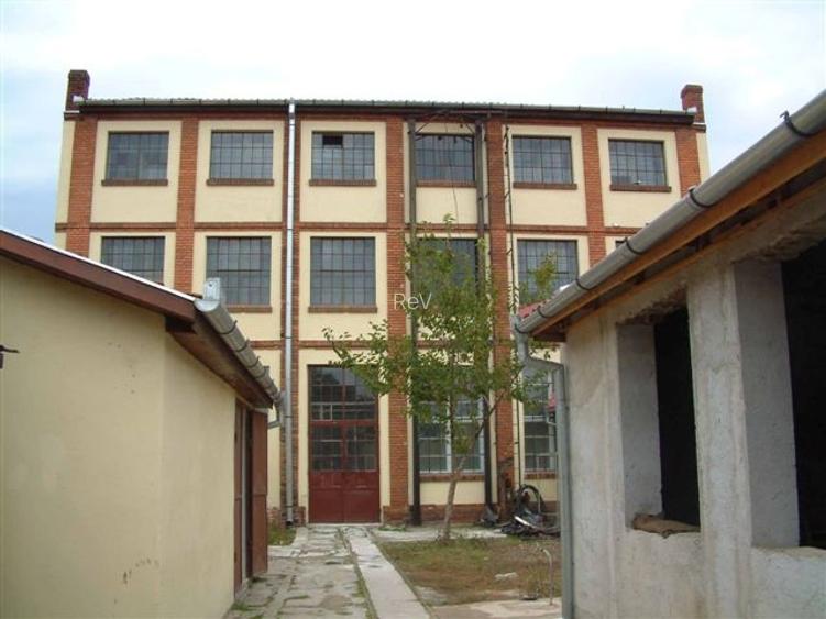 Vand imobil cu multiple posibilitati 865 mp utili  si 709 mp teren.