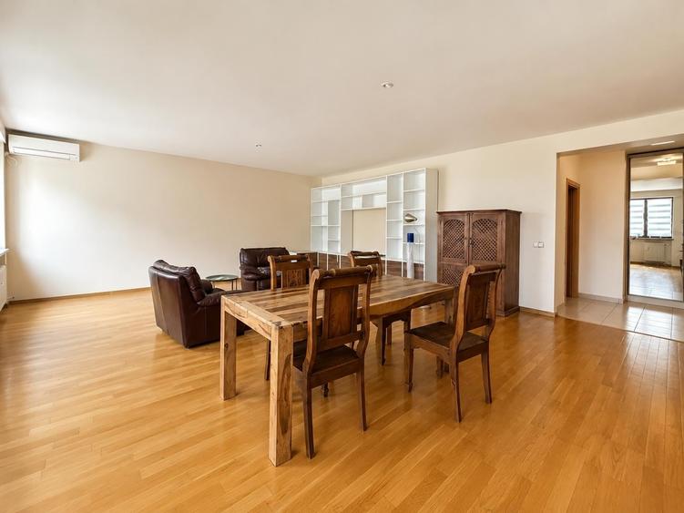 Apartament cu 4 camere decomandat în Kiseleff