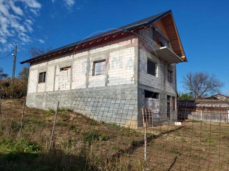 Casa la rosu de vanzare in Caiuti, Bacau - 3