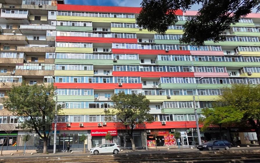 Rahova, Sos Alexandriei intersectie Sos Antiaeriana, stradal, vitrina 12 ml,