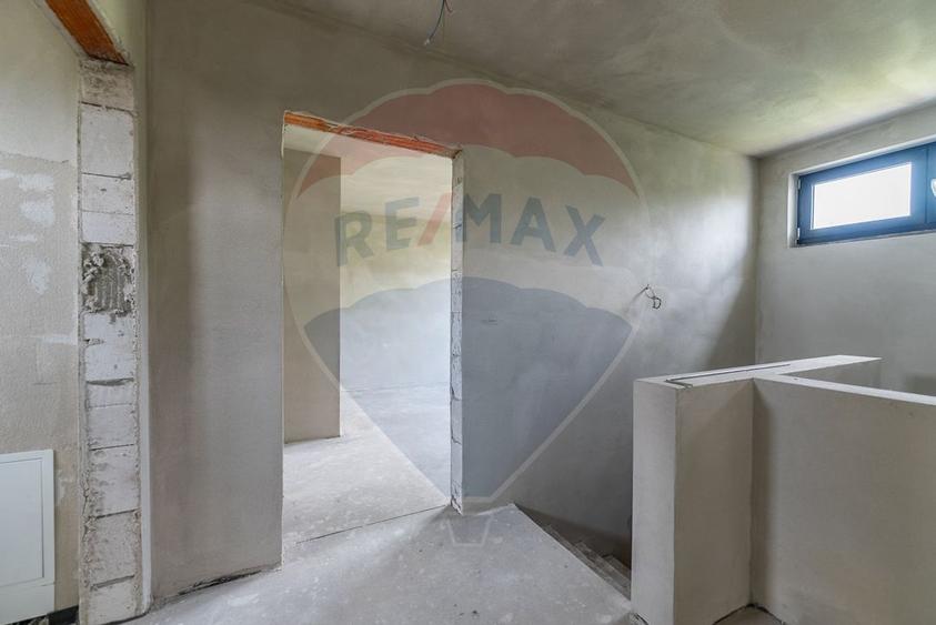 Casa intr-un complex nou de 6 case insiruite, 4 camere  zona centrala - 9