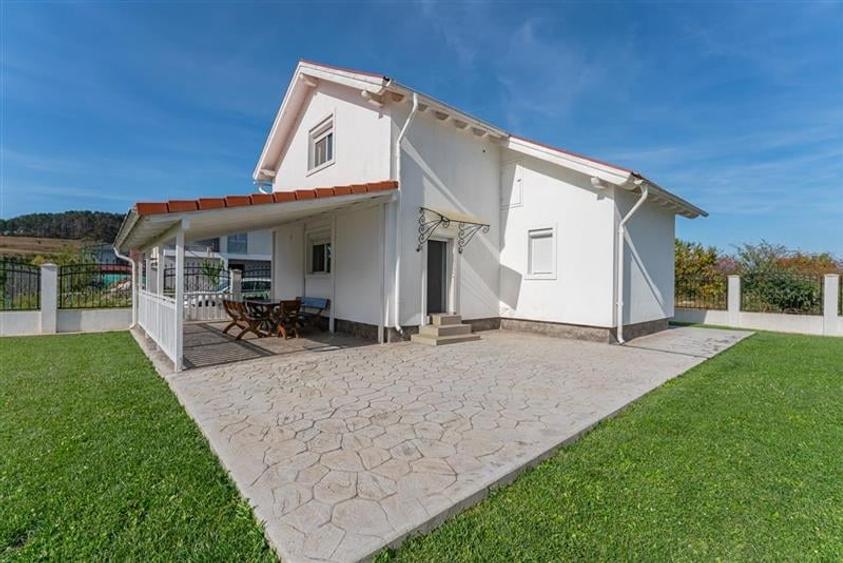 Vila noua, terasa, curte, garaj, cadru armonios, Sanpetru, Brasov - 36