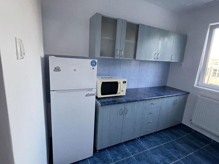 Inchiriez apartament 3 camere - 1