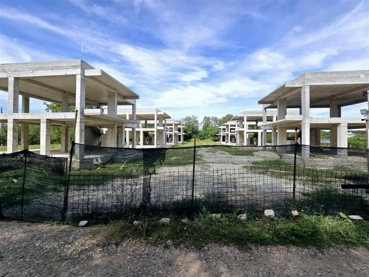 Ansamblu 8 case la structura, 3298mp teren, autorizatie valabila - 2