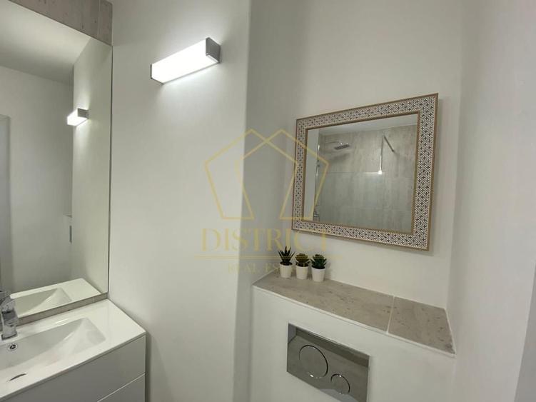 Apartament cu 3 camere semidecomandat, mobilat în Central