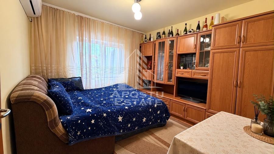 Apartament cu 3 camere semidecomandat, mobilat în Buziașului
