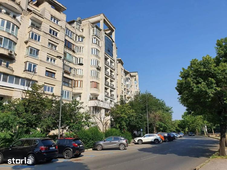 Apartament cu 4 camere semidecomandat în Centrul Civic