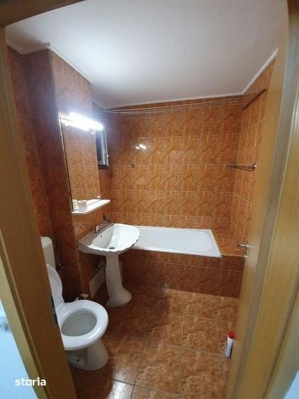 Apartament cu 3 camere decomandat în Tractorul