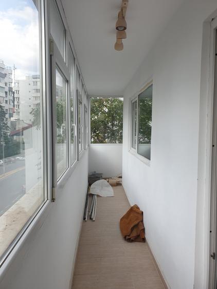 Apartament cu 3 camere semidecomandat, mobilat în Banu Manta