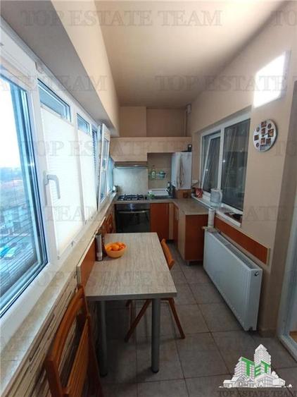 Apartament cu 3 camere semidecomandat, mobilat în Prelungirea Ghencea