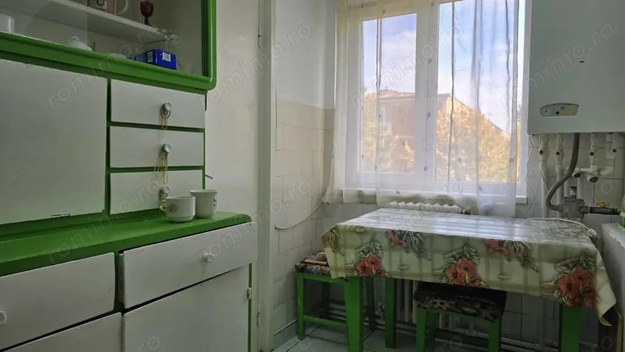 Apartament cu 3 camere semidecomandat în Zamfirescu