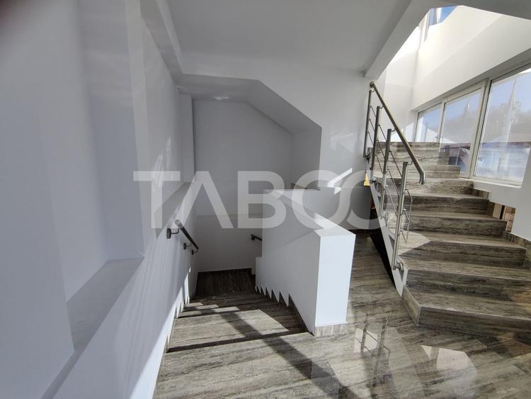 Spatiu comercial cu vitrina pe 3 niveluri cu suprafata utila de 915mp - 12