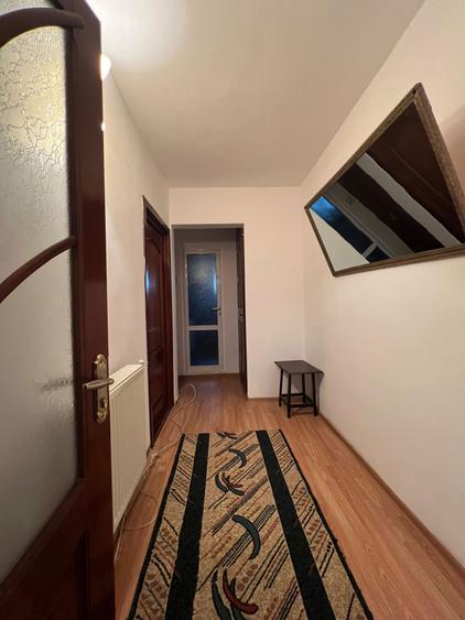 Ofer spre inchiriere apartament cu 3 camere, central, decomandat - 2