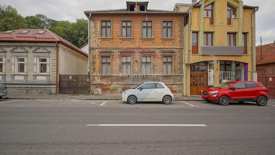 Vila pe str Alexandru Ioan Cuza, 10 camere, S + P + E, teren 282 mp
