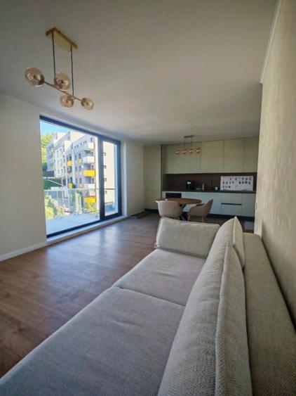 Apartament cu 3 camere semidecomandat în Gruia