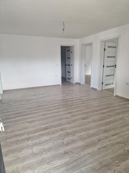 Sanmihaiul Roman - Casa individuala cu 4 camere si bucatarie inchisa - 2