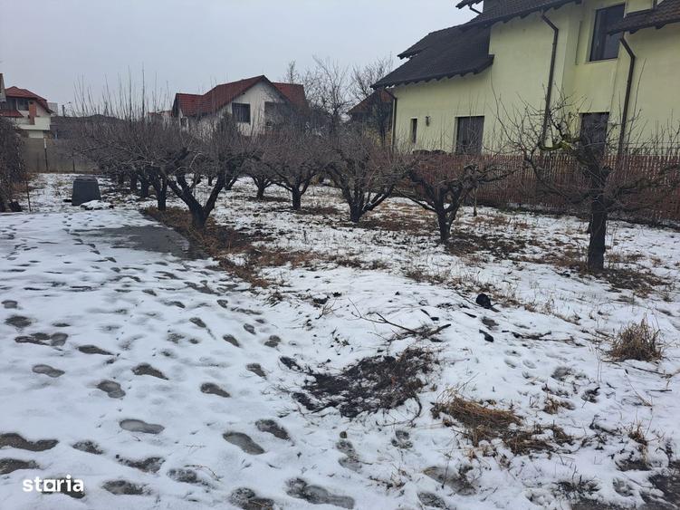 Unul dintre putinele terenuri disponibile intr-o zona exclusiv de case - 2