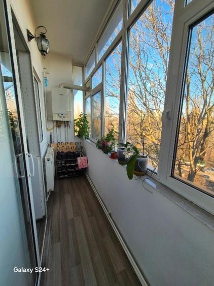Apartament cu 4 camere semidecomandat, mobilat în Tătărași