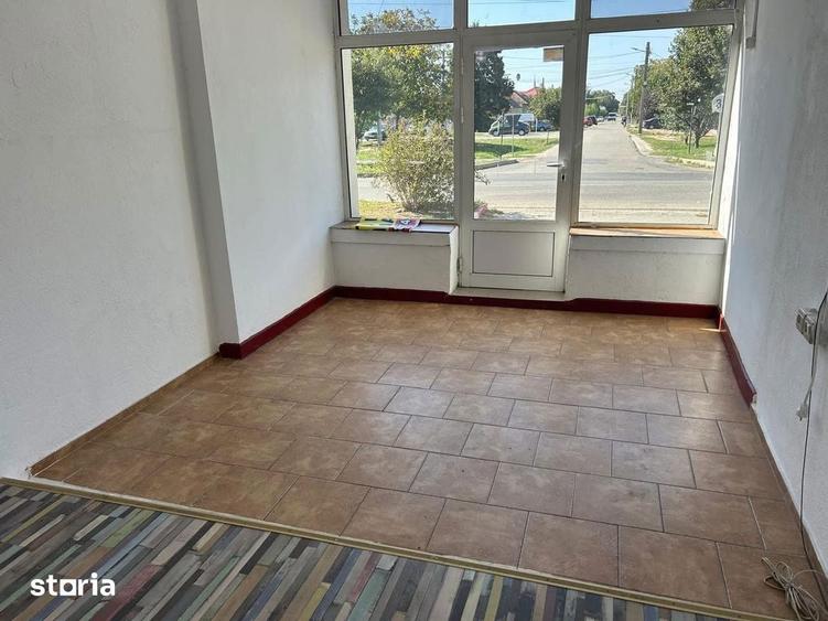 Spatiu comercial de vanzare in orasul Santana - 2