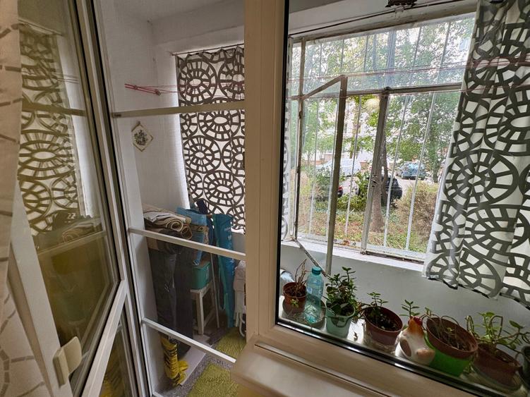Apartament cu 3 camere semidecomandat în Drumul Taberei