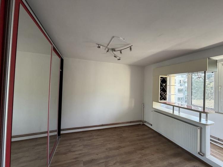 Apartament cu 3 camere decomandat în Exterior Vest