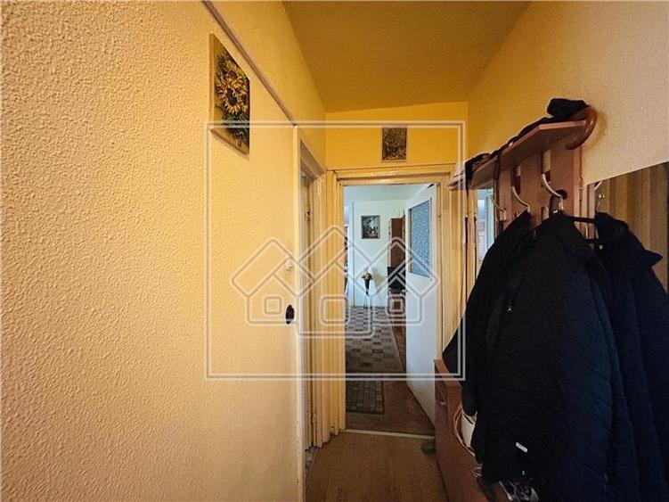Apartament cu 3 camere semidecomandat în Cedonia