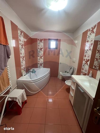 Casă cu 5 camere cu Teren 679 Mp în Central