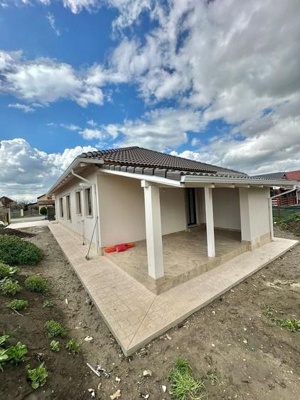 Casă individuală cu 4 camere cu Canalizare în Sânmihaiu Român