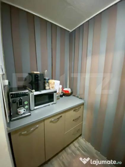 Apartament cu 3 camere semidecomandat, mobilat în Cornitoiu