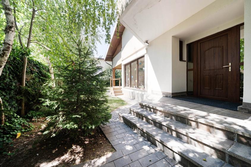 Casă individuală cu 6 camere cu Canalizare în Băneasa