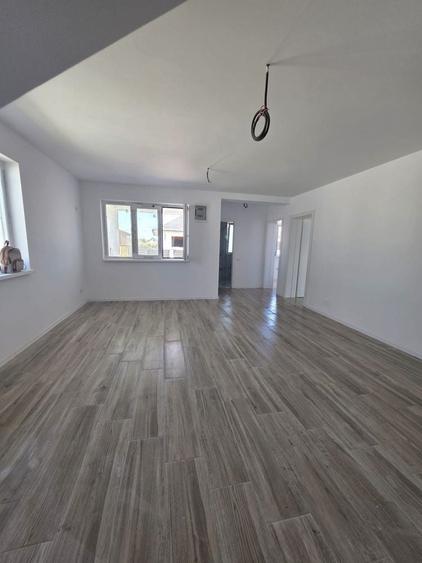 Casă cu 3 camere cu Teren 300 Mp în Central