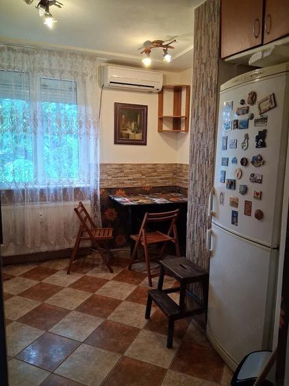 Apartament cu 3 camere semidecomandat în Berceni
