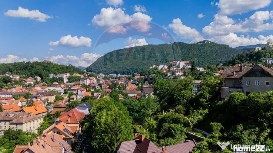Casă cu 7 camere cu Teren 1056 Mp în Central