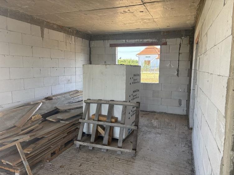 Casă cu 4 camere cu Teren 400 Mp în Luncanii de Jos