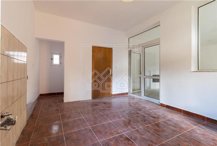 Casă individuală cu 8 camere cu Teren 962 Mp în Sub Arini